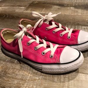 Pink low top converse!